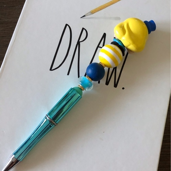 Disney Doorables: Alice in Wonderland: Alice handmade beaded pen - Picture 3 of 3